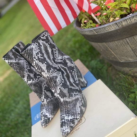 Size 8 Pretty Little Thing snake 🐍 skin booties 👢 - Picture 3 of 5